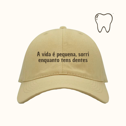A vida é pequena, sorri enquanto tens dentes