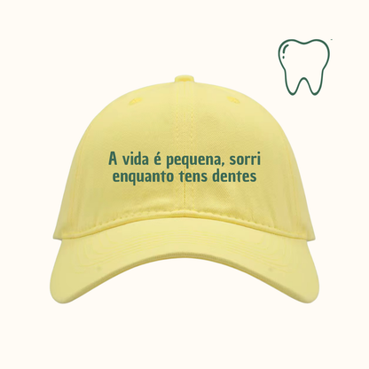 A vida é pequena, sorri enquanto tens dentes