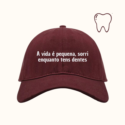A vida é pequena, sorri enquanto tens dentes