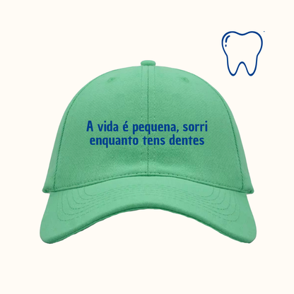 A vida é pequena, sorri enquanto tens dentes