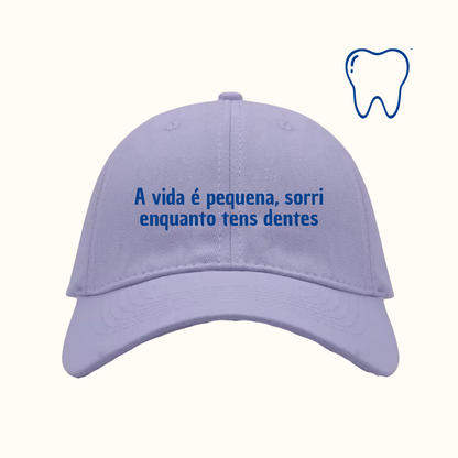 A vida é pequena, sorri enquanto tens dentes
