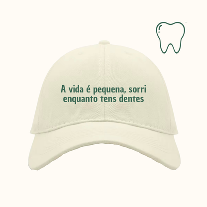 A vida é pequena, sorri enquanto tens dentes