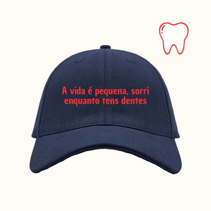 A vida é pequena, sorri enquanto tens dentes