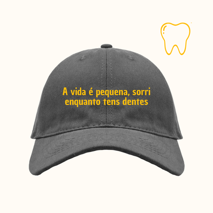 A vida é pequena, sorri enquanto tens dentes