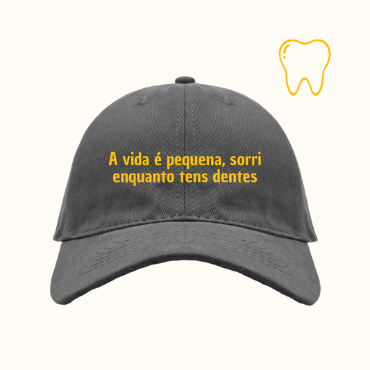 A vida é pequena, sorri enquanto tens dentes