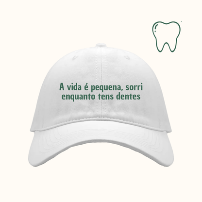 A vida é pequena, sorri enquanto tens dentes