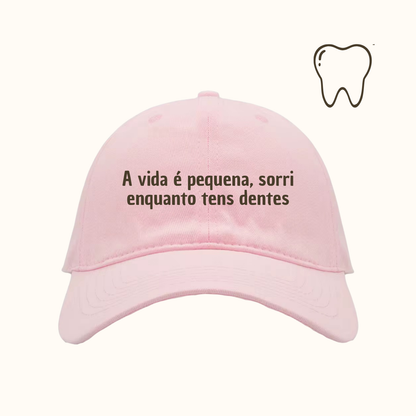 A vida é pequena, sorri enquanto tens dentes