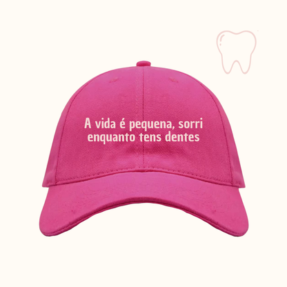 A vida é pequena, sorri enquanto tens dentes