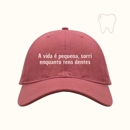 A vida é pequena, sorri enquanto tens dentes